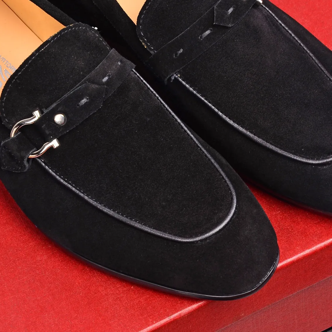 Factory: 260 Original order quality Brand: Ferragamo Size: Men's size 38/44 (45 can be customized) Grade: Same style as the official website High-end quality men's shoes Material: Original top layer frosted cowhide, water-dyed cowhide lining original outsole Style categories: Men's fashionable formal business casual leather shoes Slip-on men's high-top series Young fashion European and American trends British style Casual matching Comfortable feet
